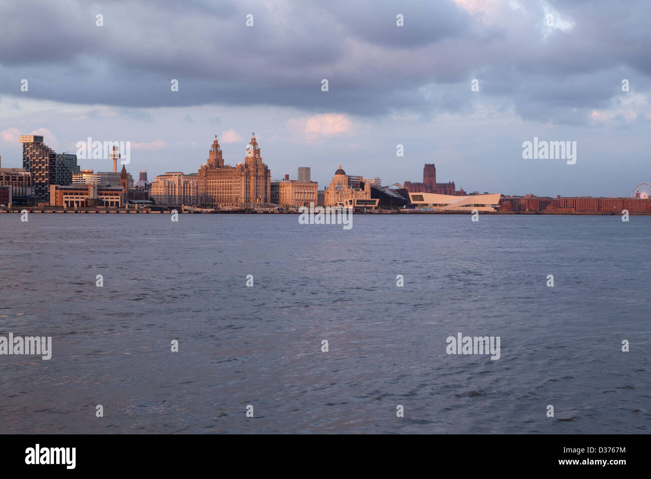 Di Liverpool Waterfront con un caldo bagliore di sera. Foto Stock