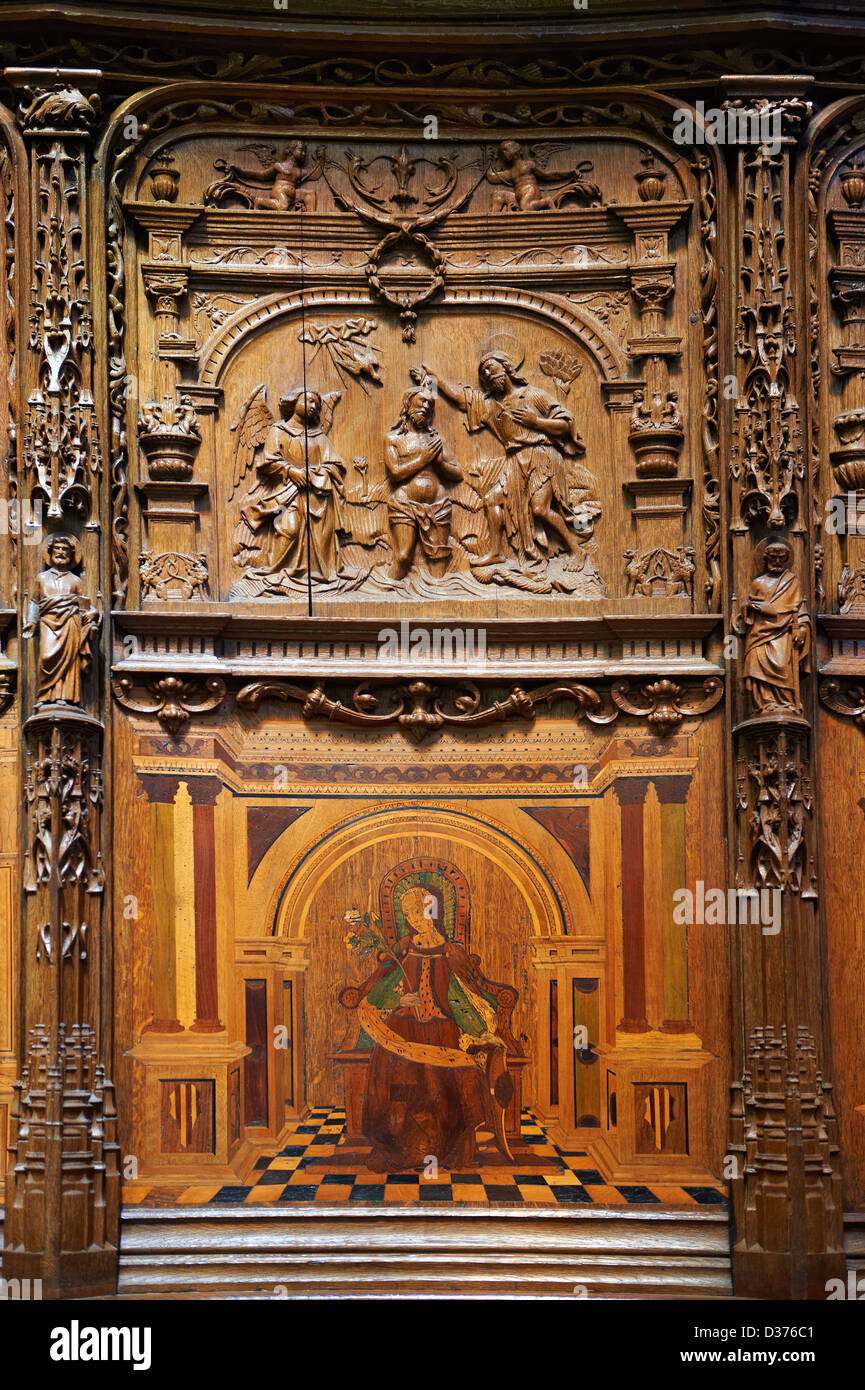 Scolpiti medievale sedili lignei del coro Cattedrale Basilica di Saint Denis , Parigi Francia Foto Stock