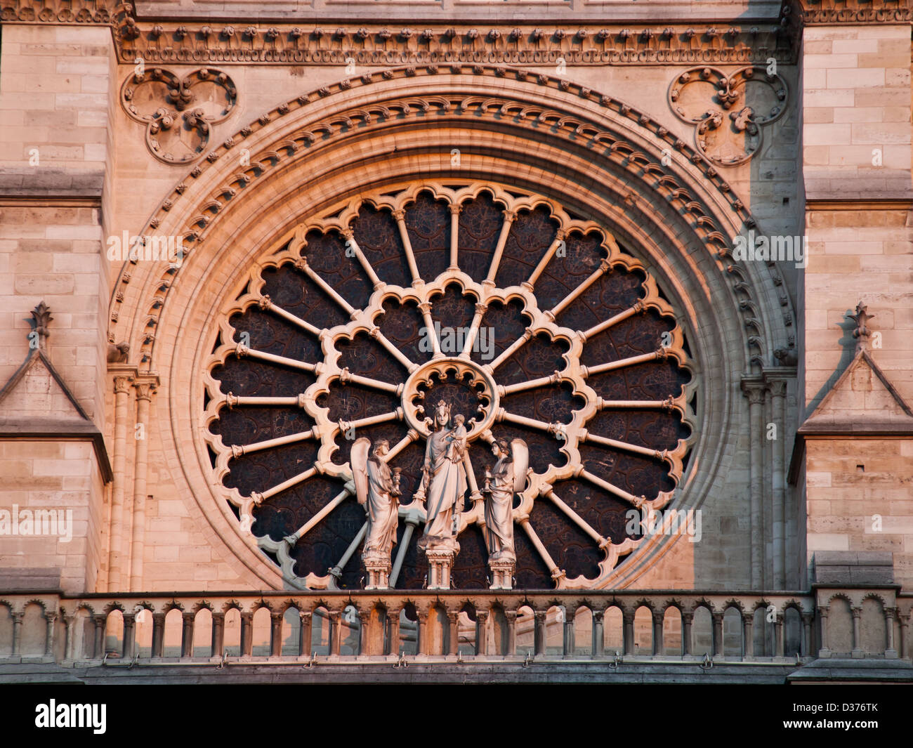 Il West Rosone: la Cattedrale di Notre Dame, Paris. Le statue davanti raffigurano la Vergine e il bambino fiancheggiata da due angeli. Foto Stock