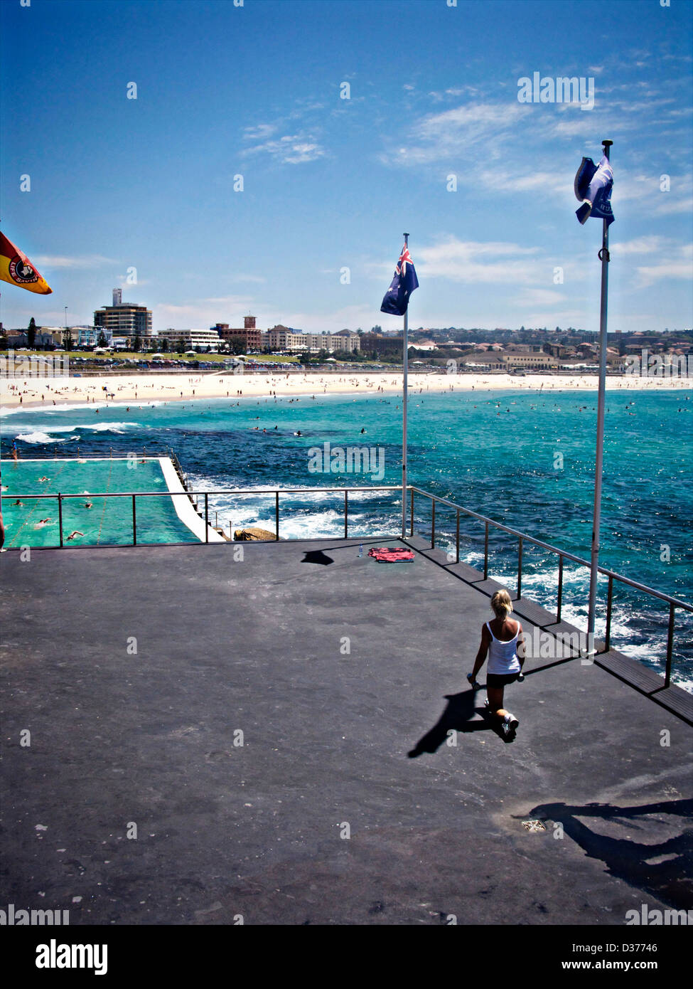 La vista della piscina di acqua di mare al fianco di iceberg ristorante/caffetteria vicino a Bondi Beach, Sydney, NSW, Australia, con le onde di entrare in piscina Foto Stock