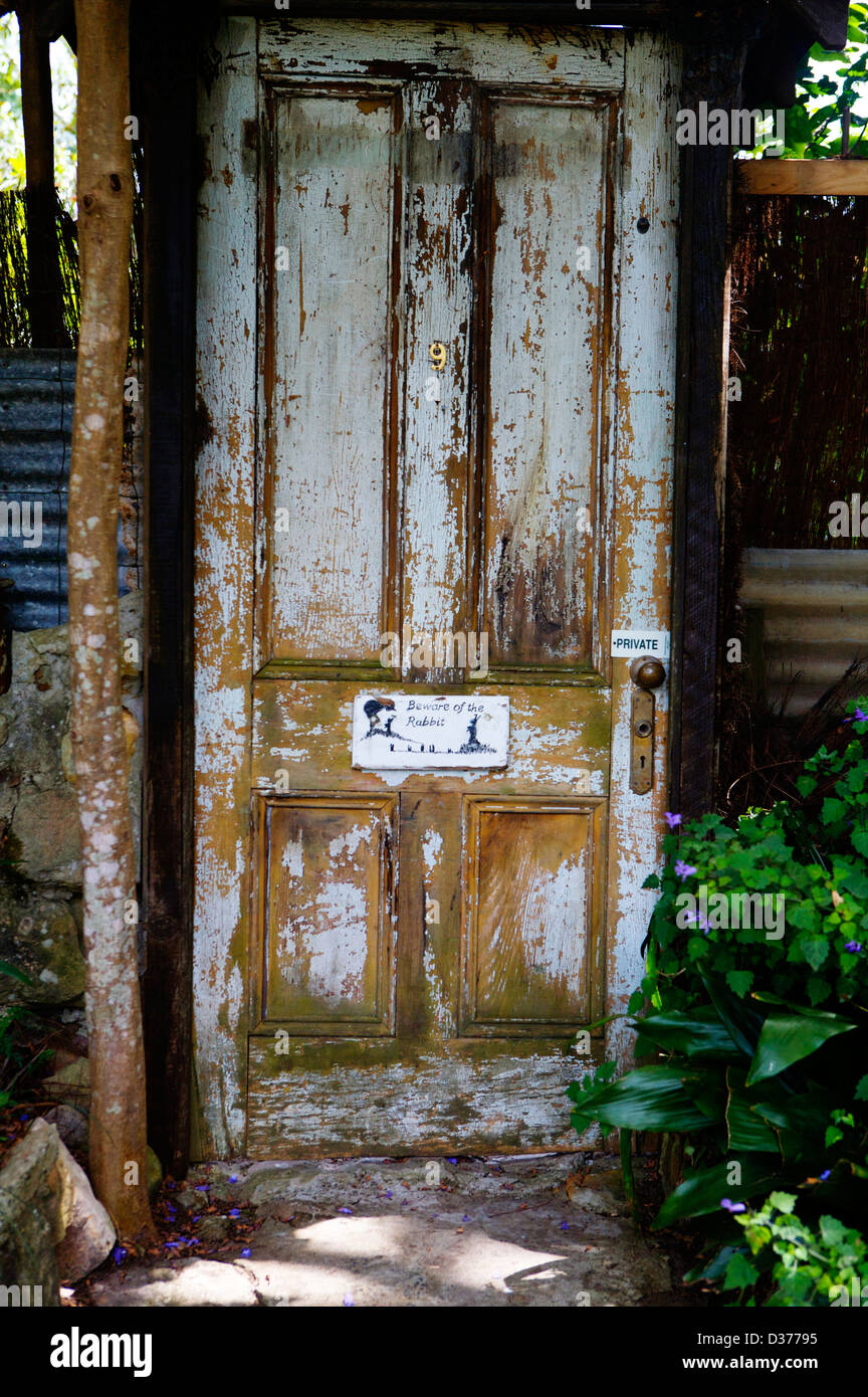 Vecchio weatherbeaten porta in legno con 'attenzione del coniglio' segno trovato sull isola Dangar NSW Australia Foto Stock