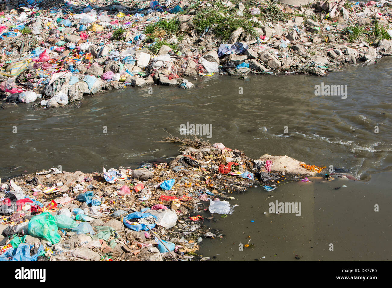 Il fiume Bagmati che corre attraverso il Kathmandu in Nepal. Il fiume è pieno di lettiera e di liquame crudo Foto Stock