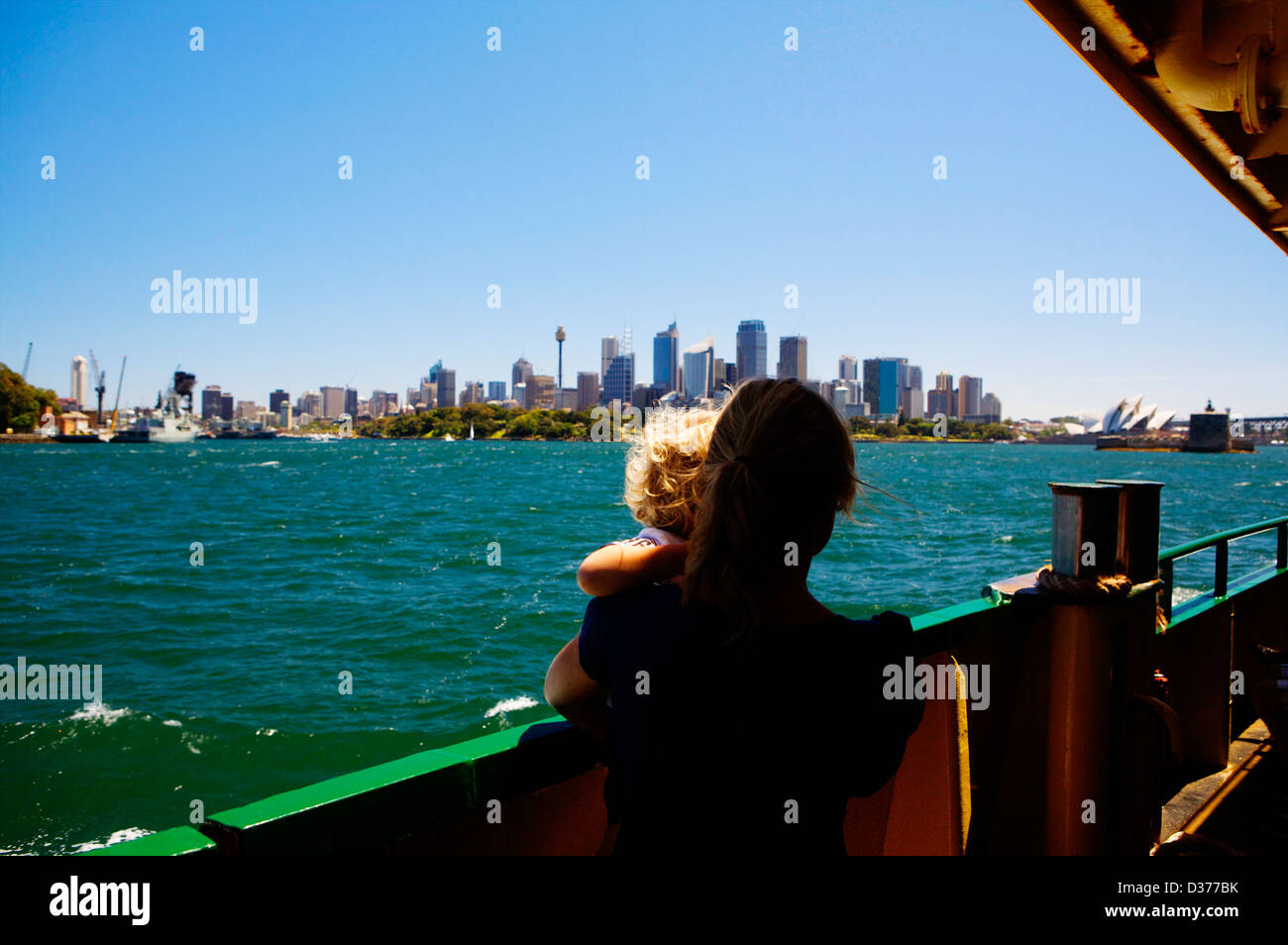 Una donna e bambino visualizza la skyline di Sydney da una barca in una giornata di sole da a bordo del Ferry di Sydney che si avvicina Manly. Foto Stock