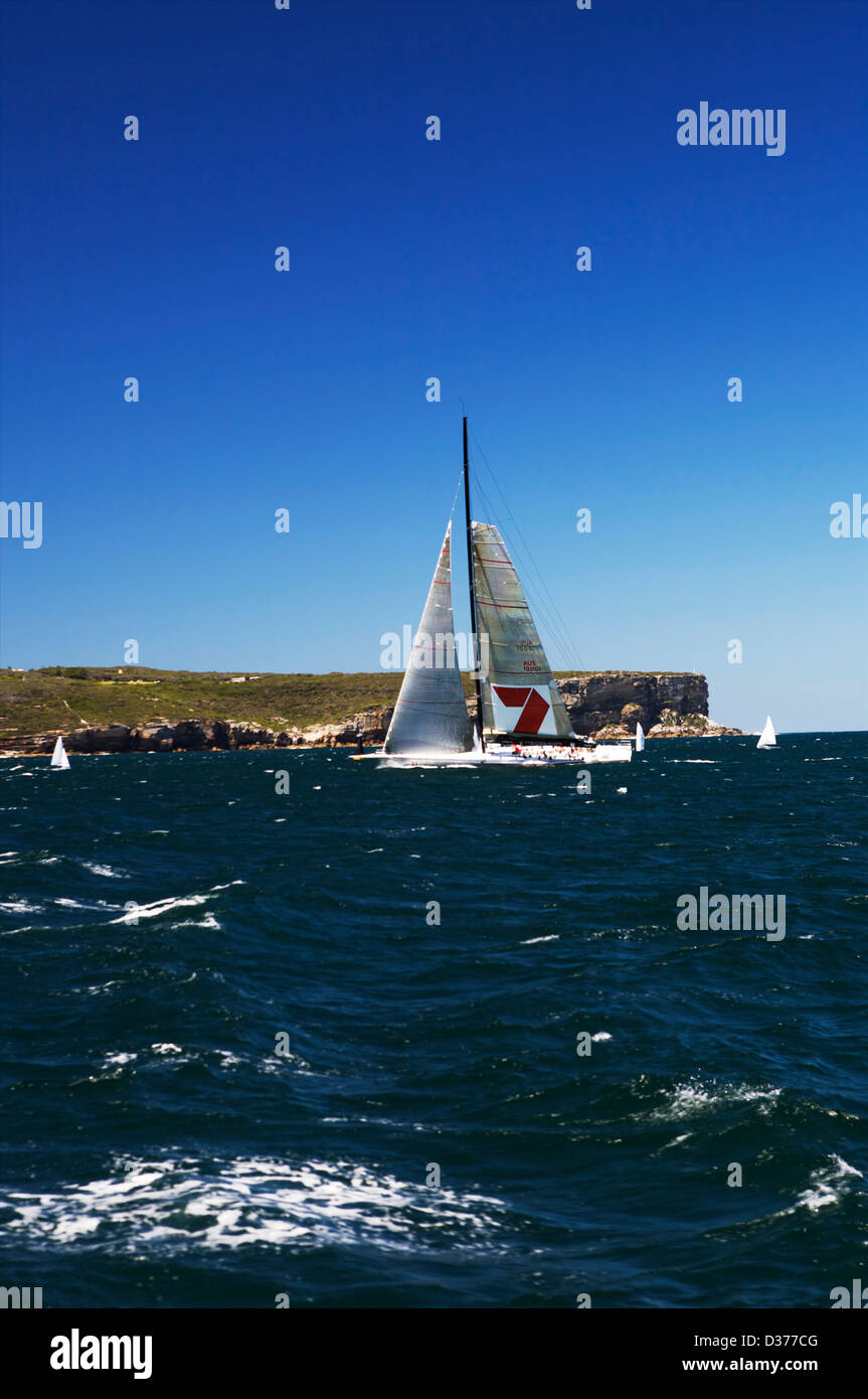 Hobart a Sydney racing yacht a vela in sunny blue sky condizioni nel porto di Sydney Foto Stock