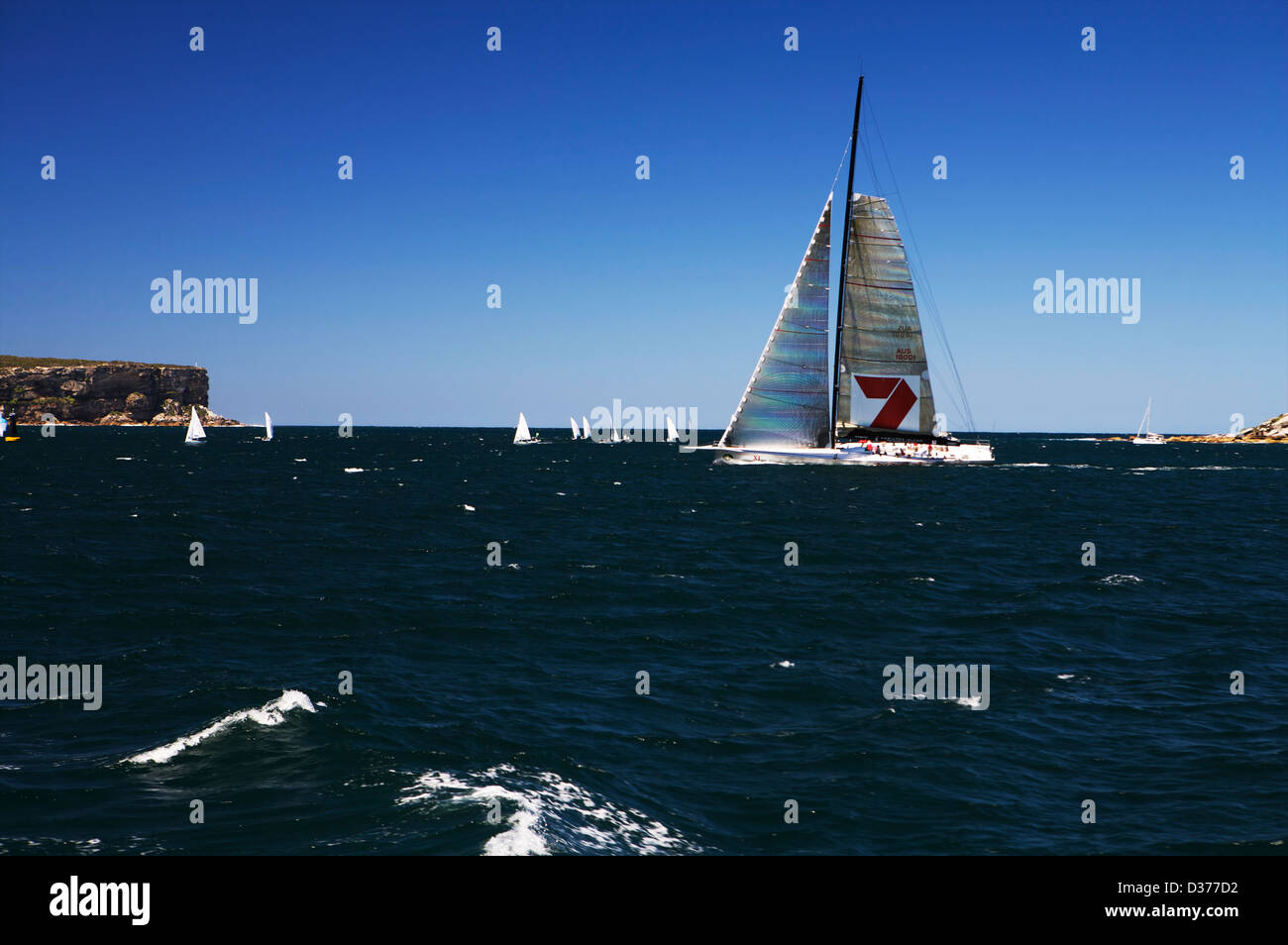 Hobart a Sydney racing yacht a vela in sunny blue sky condizioni nel porto di Sydney Foto Stock