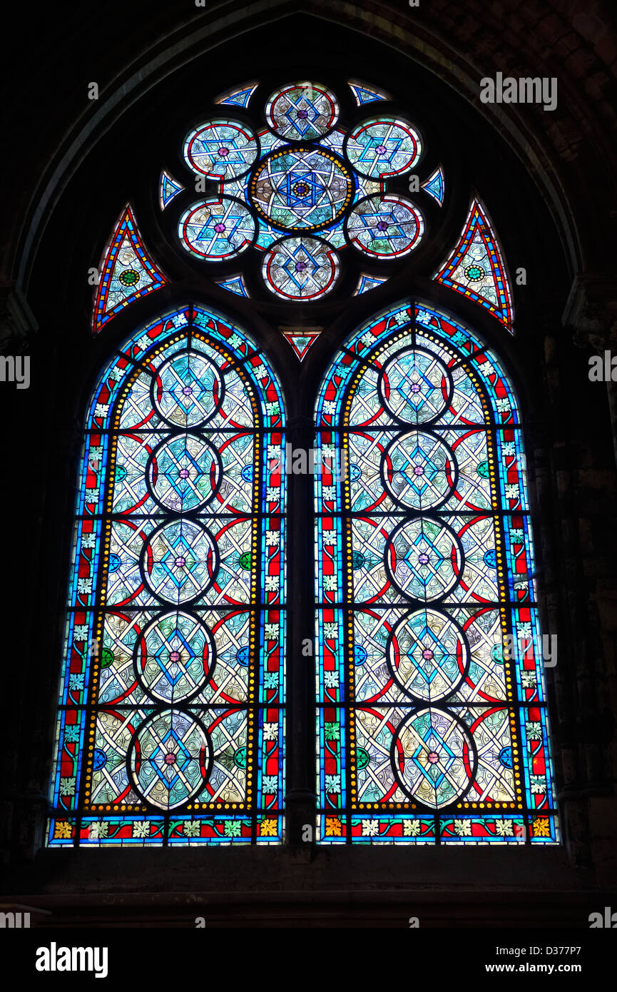 Le finestre di vetro macchiate dalla Cattedrale Basilica di Saint Denis Parigi, Francia. Un sito Patrimonio Mondiale dell'UNESCO Foto Stock