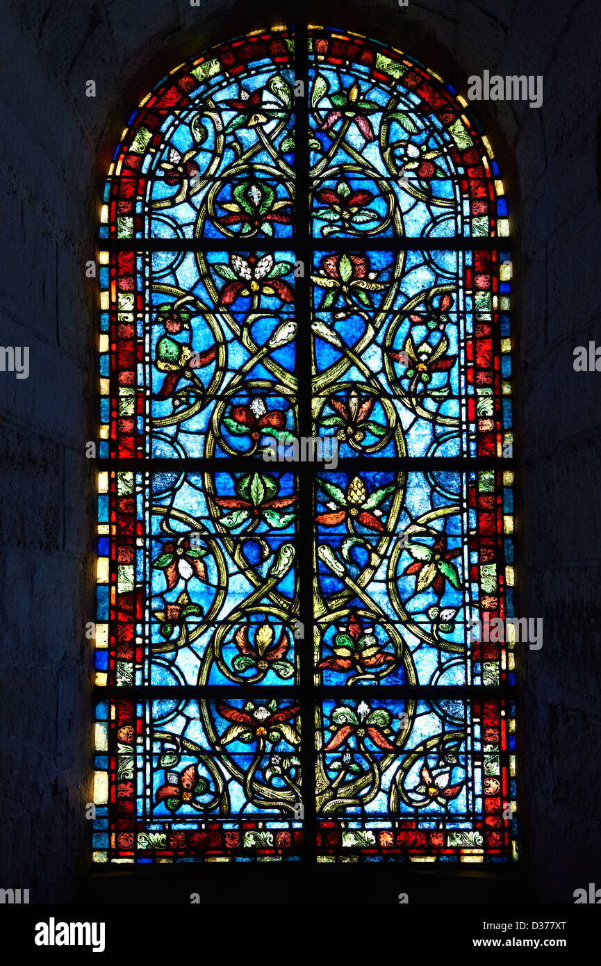 Le finestre di vetro macchiate dalla Cattedrale Basilica di Saint Denis Parigi, Francia. Un sito Patrimonio Mondiale dell'UNESCO Foto Stock