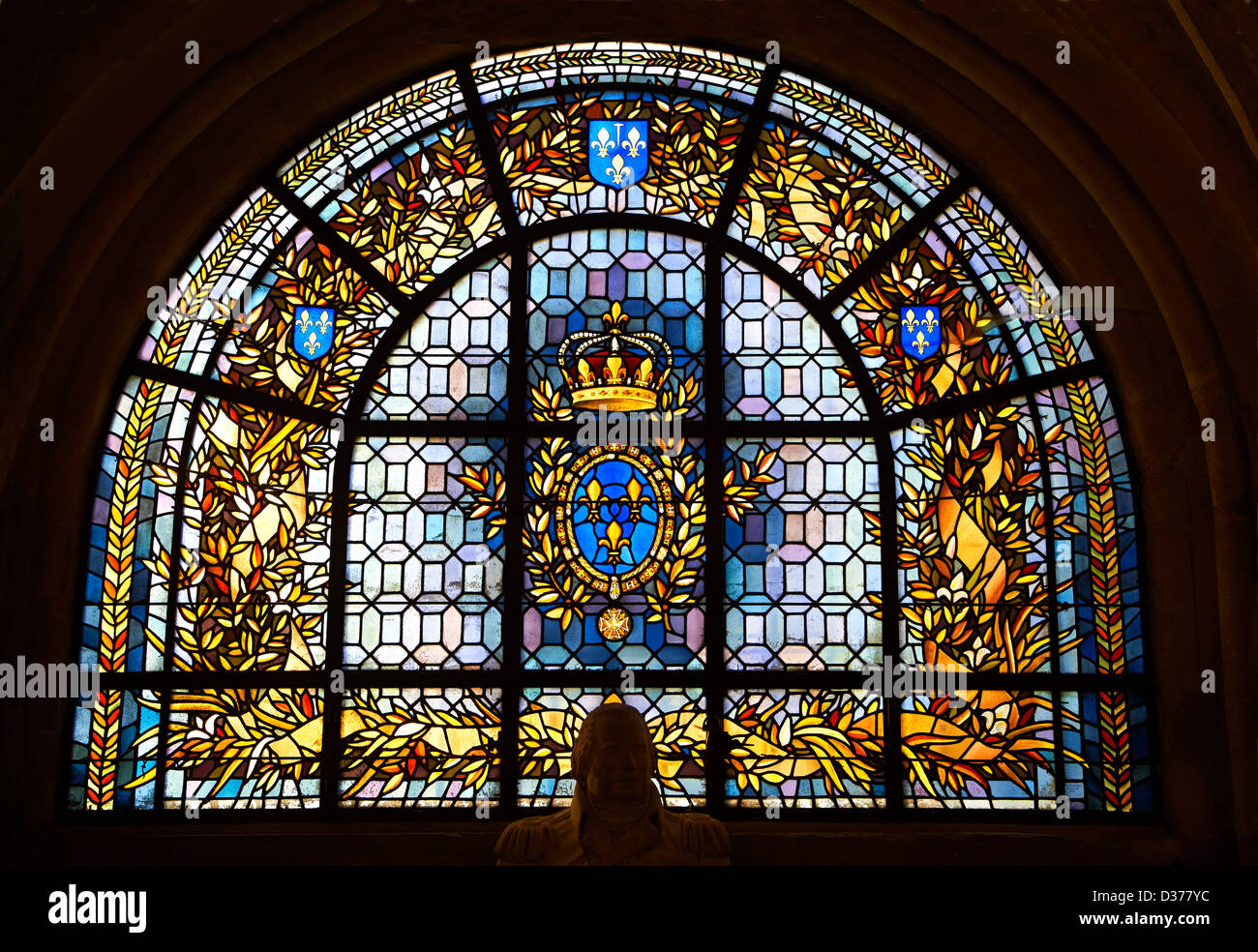 Le finestre di vetro macchiate dalla Cattedrale Basilica di Saint Denis Parigi, Francia. Un sito Patrimonio Mondiale dell'UNESCO Foto Stock