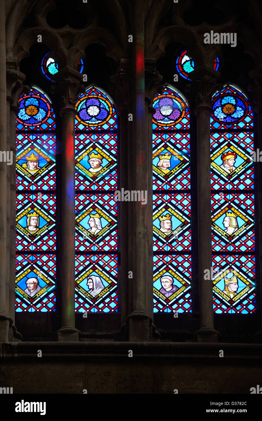 Xii secolo gotico medievale vetrata che mostra i re e le regine di Francia. Basilica Cattedrale di Saint Denis Parigi Foto Stock