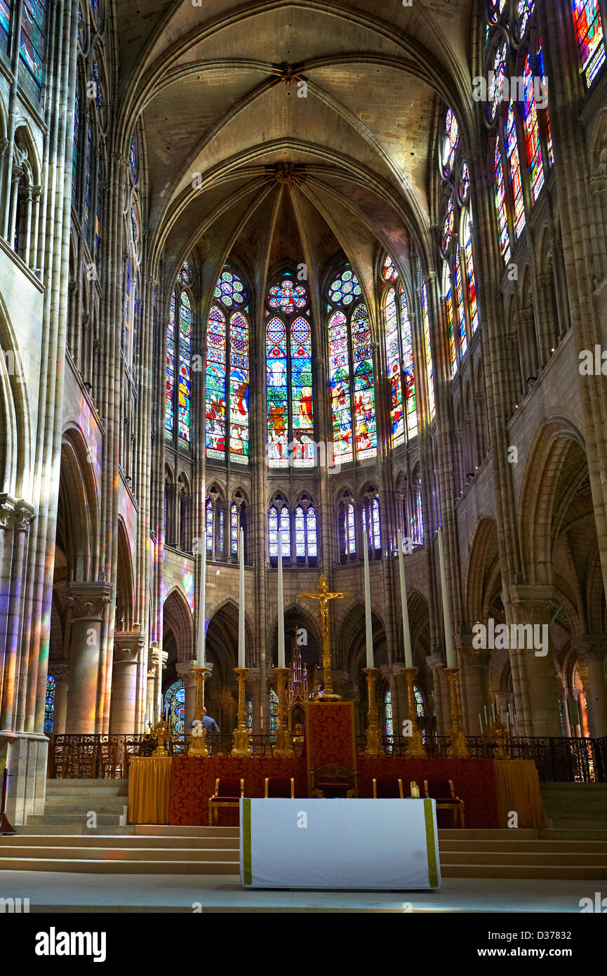 Gotico medievale vetrata nel coro di Saint Denis. Basilica Cattedrale