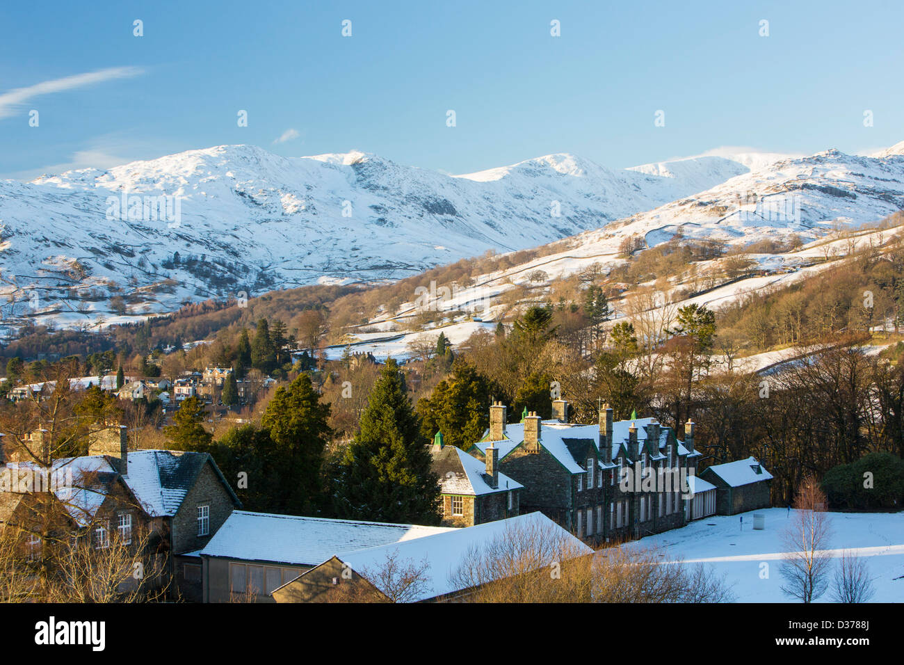 Il Fairfield Horseshoe dal vecchio Kelsick Grammar School, Ambleside, Lake District, UK. Foto Stock