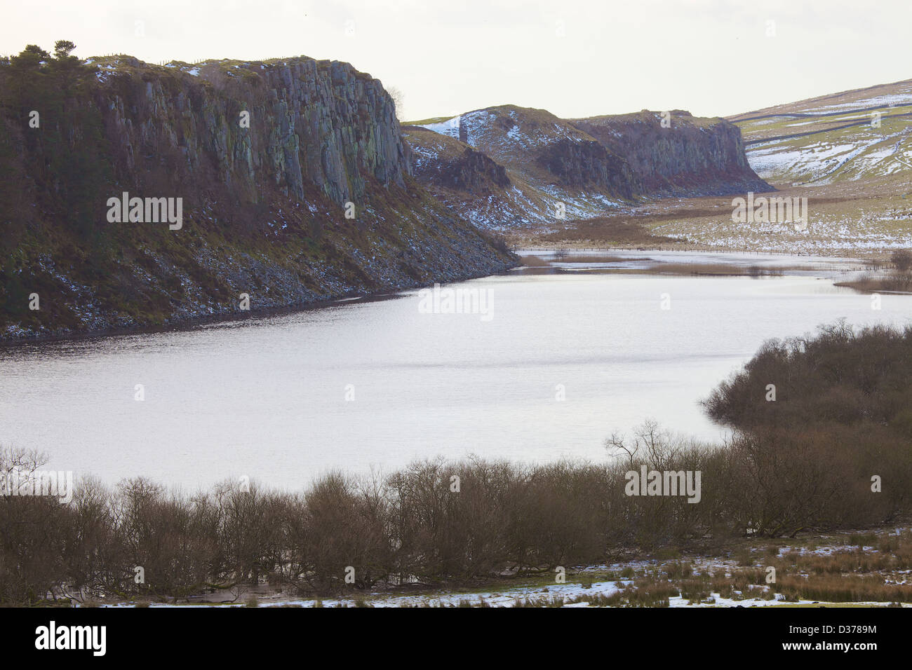 Balze Highshield, sbucciare roccioso e Grag Lough, Corso del Vallo di Adriano Northumbria England Regno Unito Gran Bretagna inverno Foto Stock