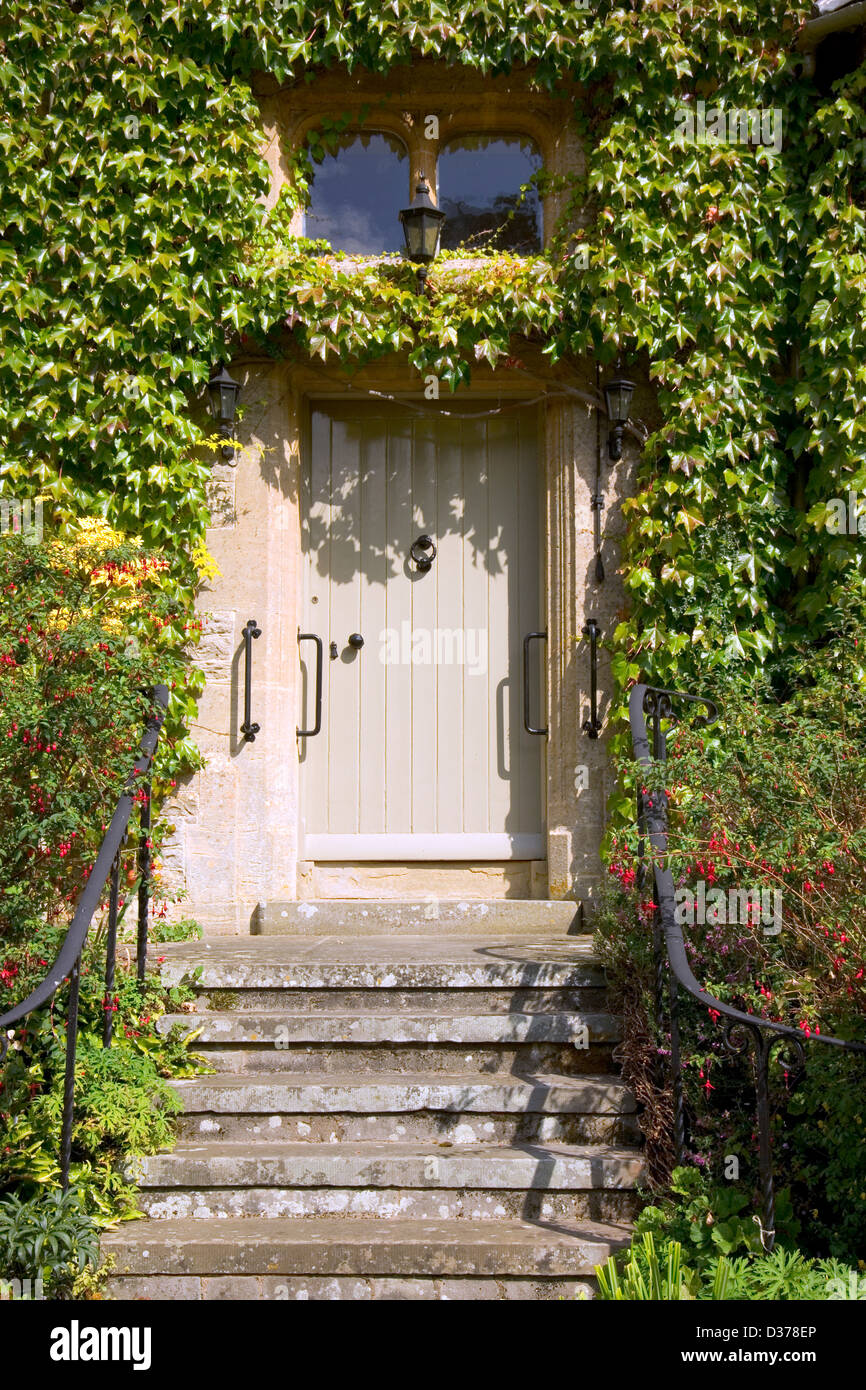 UK real estate. Un country house porta di ingresso circondato da edera. Foto Stock