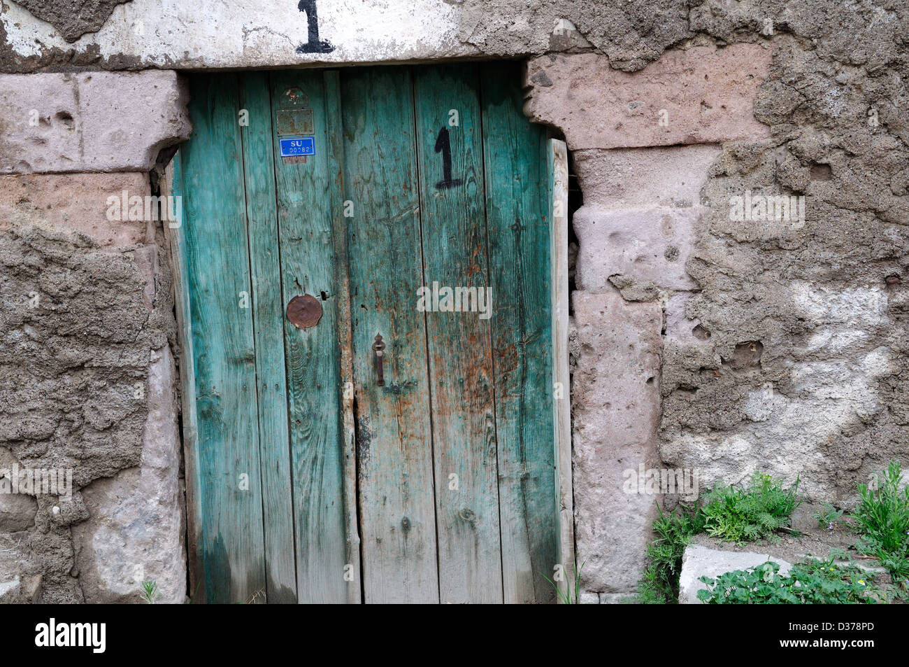 Vecchio blu dipinta porta Uchisar Città Cappadocia Turchia Foto Stock