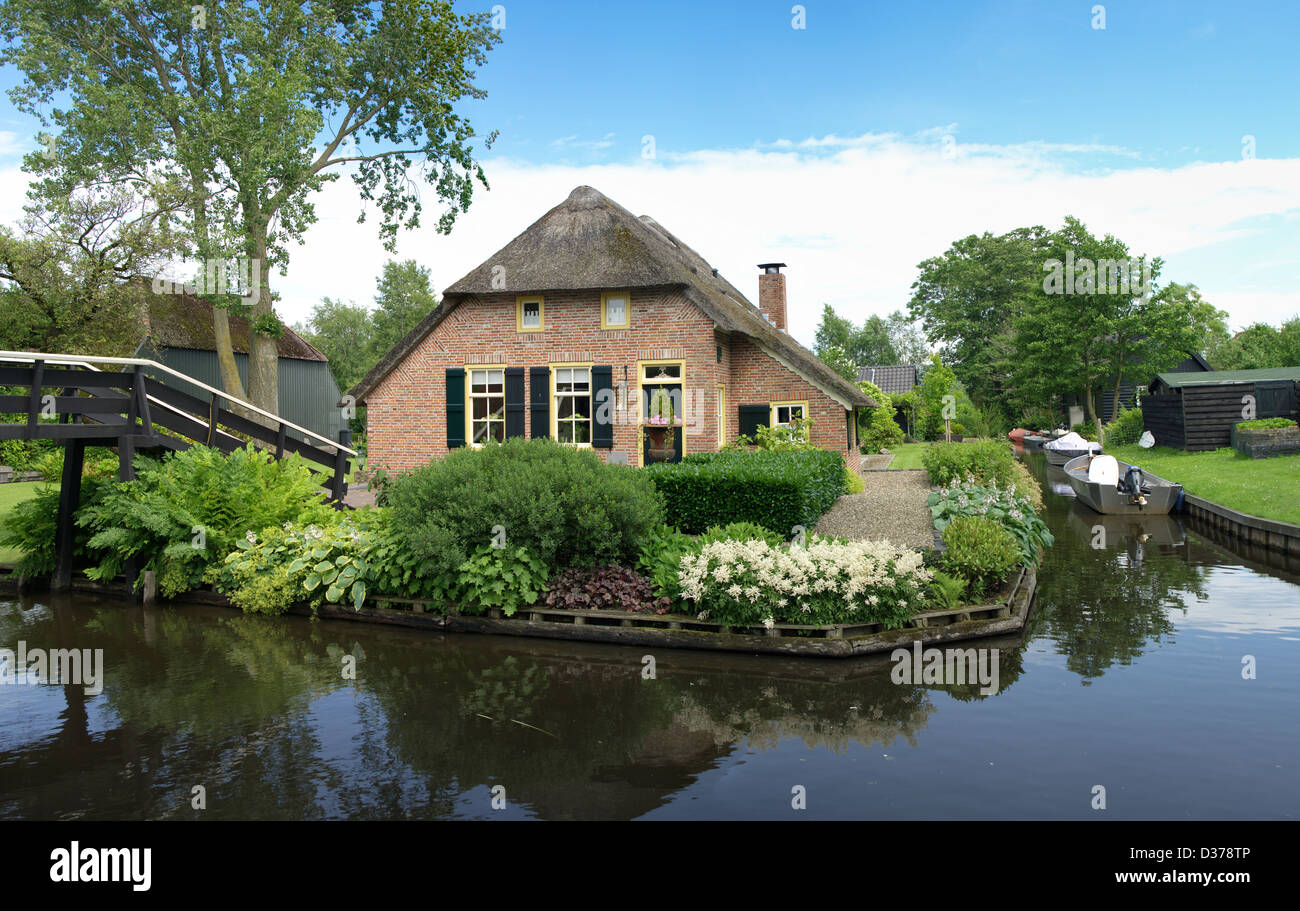 L'idilliaco villaggio di Giethoorn, sa anche come la Venezia del Paesi Bassi, con le sue tipiche case, ponti e canali Foto Stock