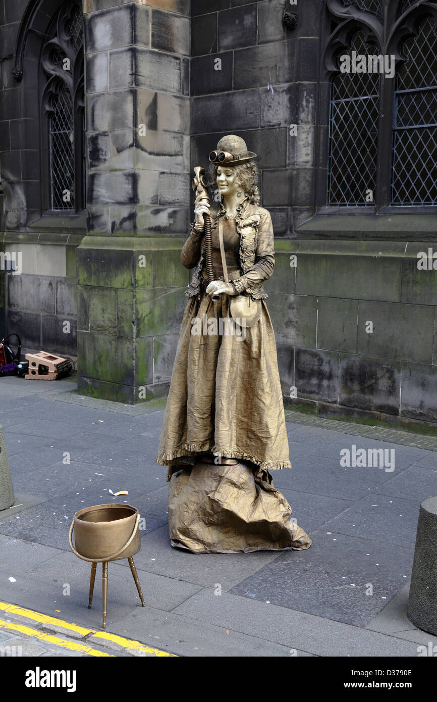 Un artista vivente di strada della statua al Festival di Edimburgo Fringe, Scozia, Regno Unito Foto Stock