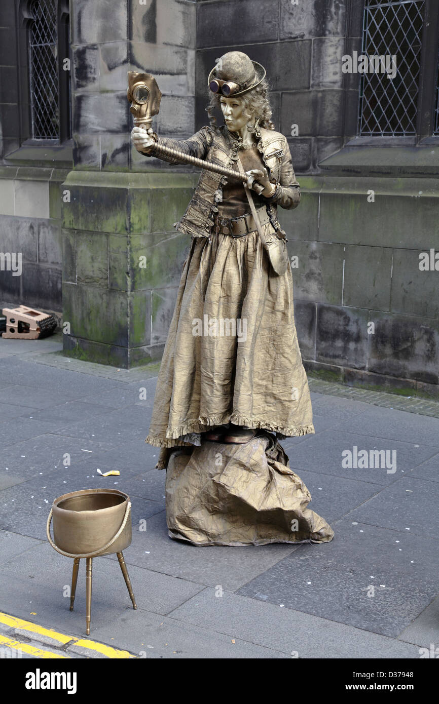 Un artista vivente di strada della statua al Festival di Edimburgo Fringe, Scozia, Regno Unito Foto Stock
