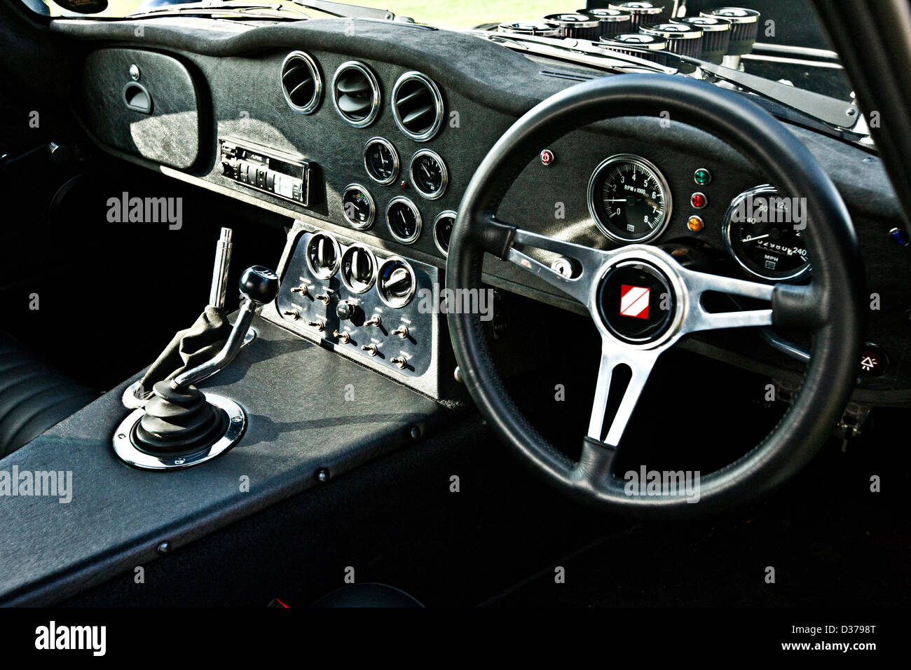 Sedile di guida e cambio in Shelby Daytona Cobra Coupe auto racing, Winchester, Regno Unito, 16 08 2010 Foto Stock