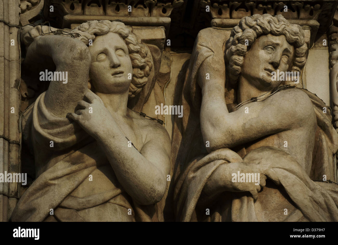 L'Italia. Milano. Cattedrale. Gotico. Il XIV secolo. Esterno. La scultura della facciata. Foto Stock