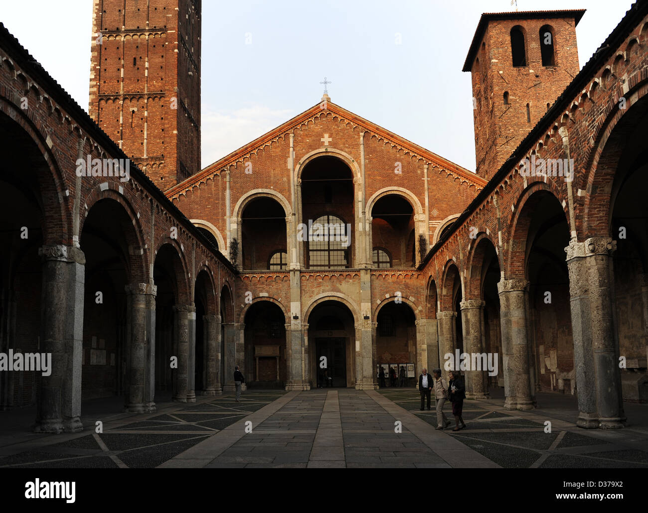 L'Italia. Milano. Basilica di Sant'Ambrogio. Portico. Foto Stock