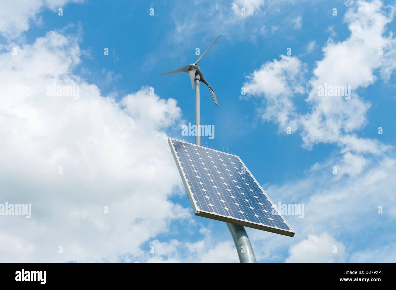 Doppia alimentazione per un esterno strumento di misurazione da un piccolo pannello solare e generatore a vento Foto Stock