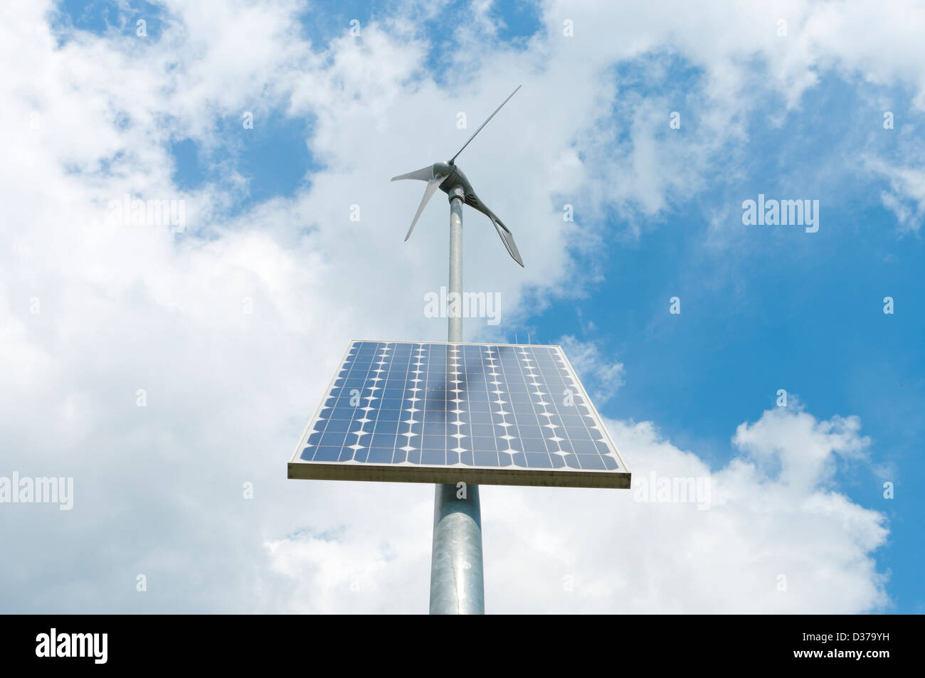 Doppia alimentazione per un esterno strumento di misurazione da un piccolo pannello solare e generatore a vento Foto Stock
