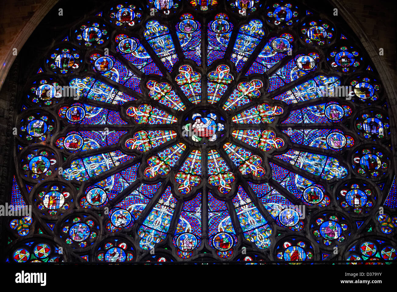 Rayonnant medievale vetrate gotiche rosone. Basilica Cattedrale di Saint Denis Basilique ( Saint-Denis ) Parigi Francia Foto Stock