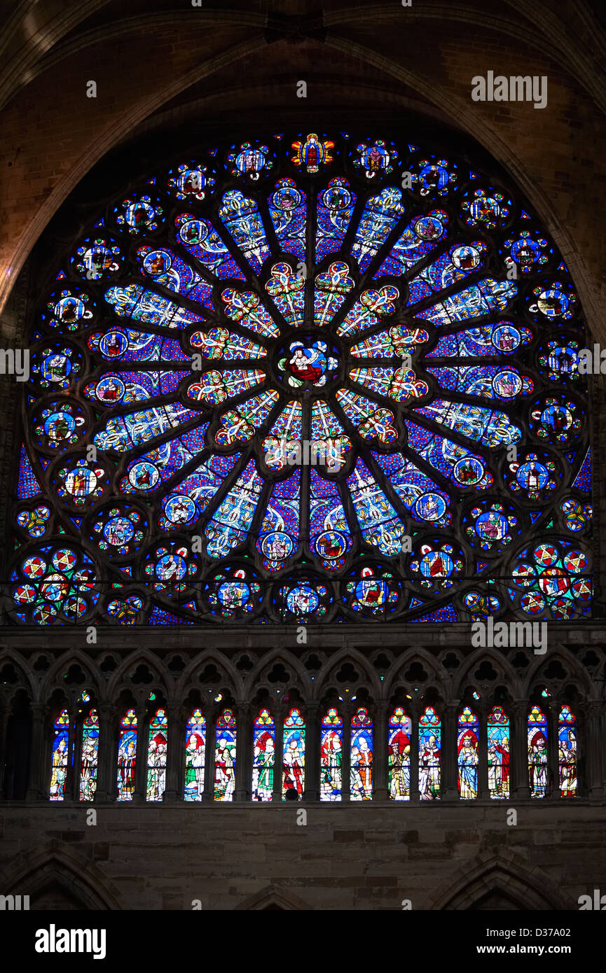 Rayonnant medievale vetrate gotiche rosone. Basilica Cattedrale di Saint  Denis Basilique ( Saint-Denis ) Parigi Francia Foto stock - Alamy
