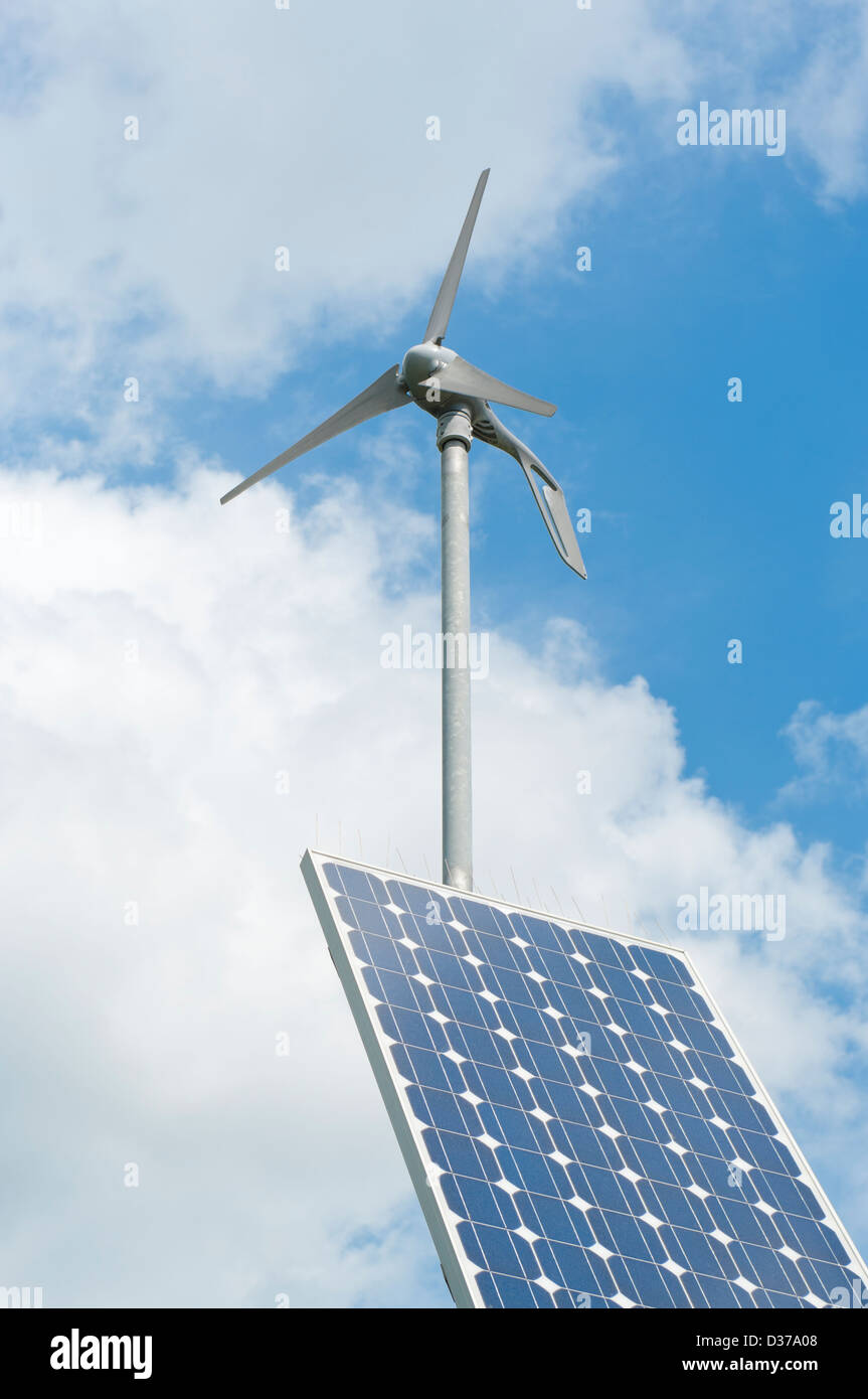 Doppia alimentazione per un esterno strumento di misurazione da un piccolo pannello solare e generatore a vento Foto Stock