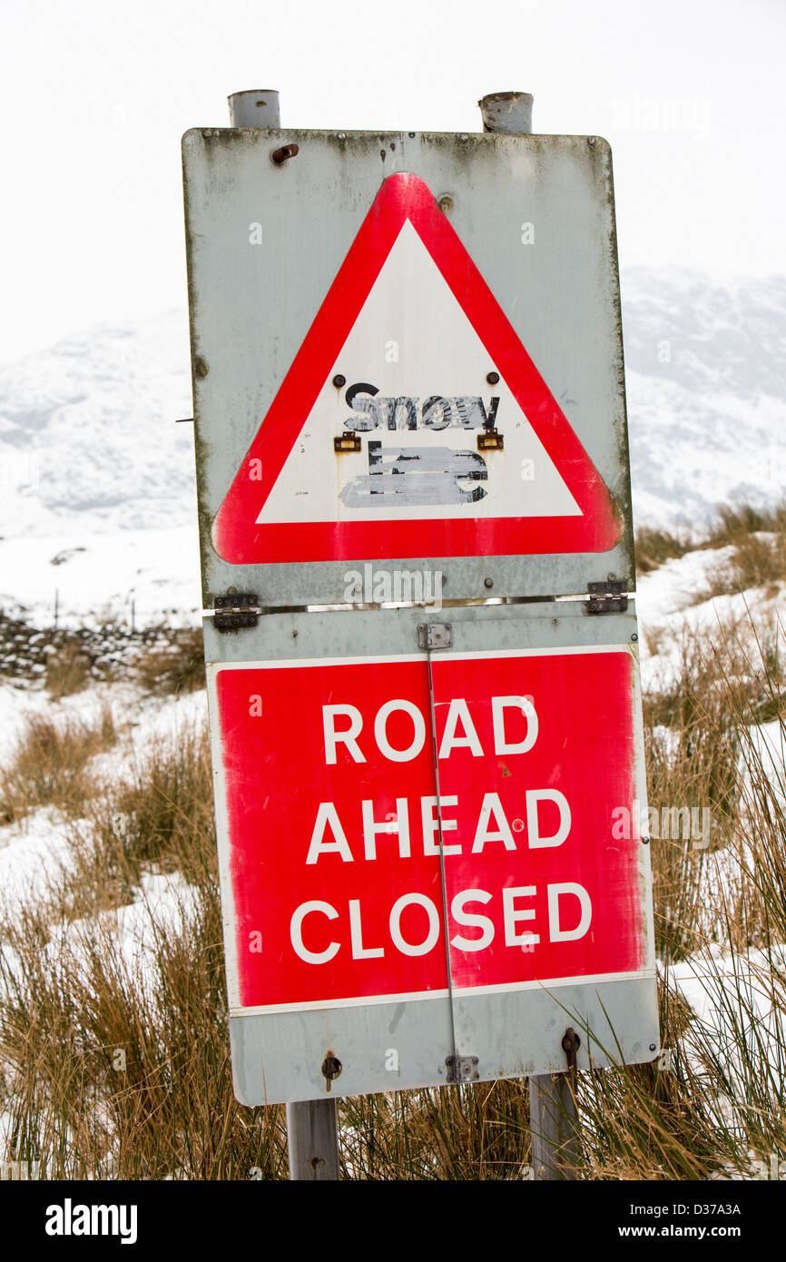 Una spia strada chiusa segno nella parte inferiore di Wrynose Pass nel distretto del lago, REGNO UNITO, durante il mese di gennaio 2013 la neve. Foto Stock