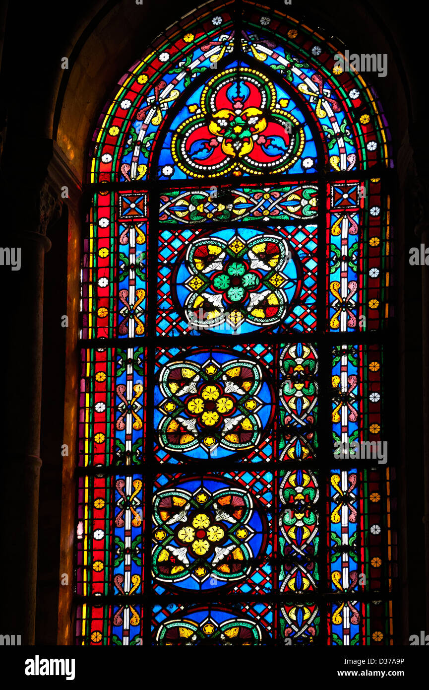 Medievale di vetro macchiati dalla cattedrale gotica basilica di Saint Denis Parigi, Francia. Un sito Patrimonio Mondiale dell'UNESCO Foto Stock