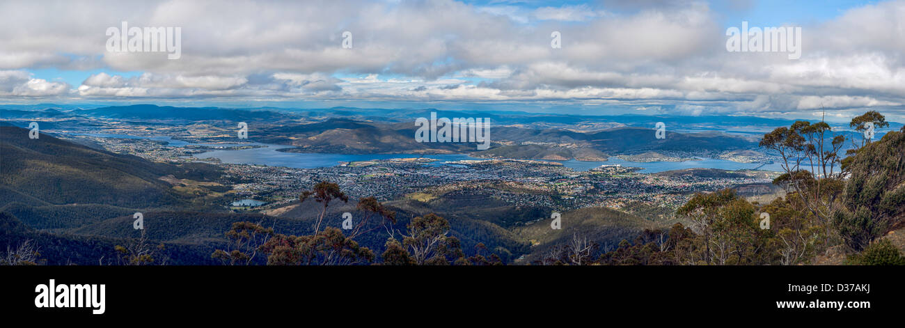 Una vista panoramica del fiume Derwent avvolgimento attraverso Hobart, Tasmania, Australia dal Monte Wellington su un nuvoloso giorno d'estate Foto Stock
