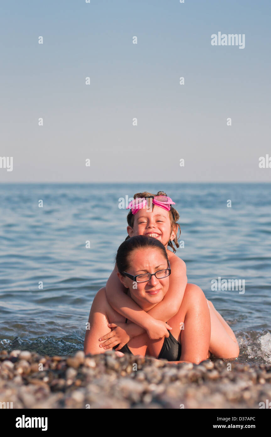 Spiaggia, nero, bambino, closeup, coste, giorno, diving, ragazza, mano, felice, calore, tenere premuto, vacanze, caldo, poco, maschera, mare, snorkelin Foto Stock