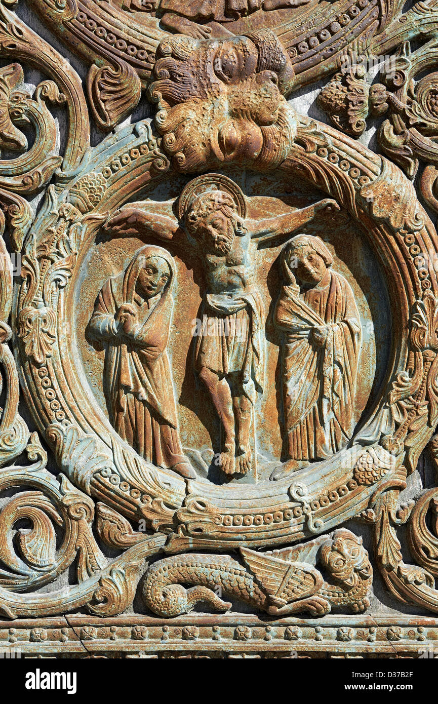 Bassorilievo di Gesù il Cristo crocifisso dalle porte gotiche della Cattedrale Basilica di Saint Denis Parigi Foto Stock