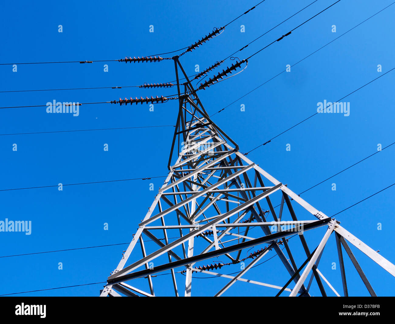 Un traliccio di elettricità contro un cielo blu Foto Stock