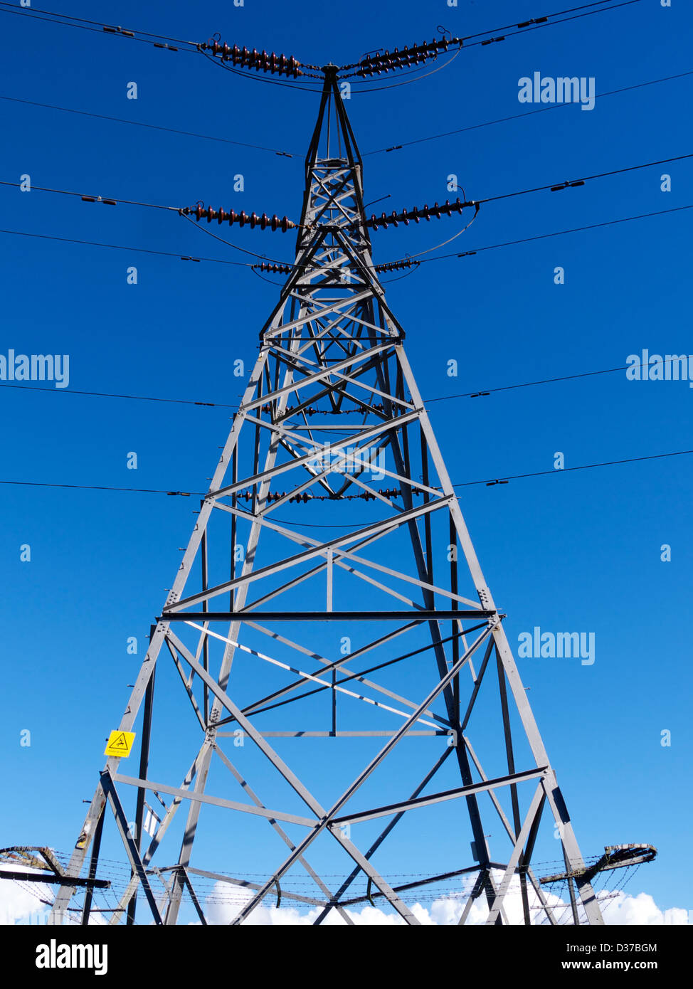 Un traliccio di elettricità contro un cielo blu Foto Stock