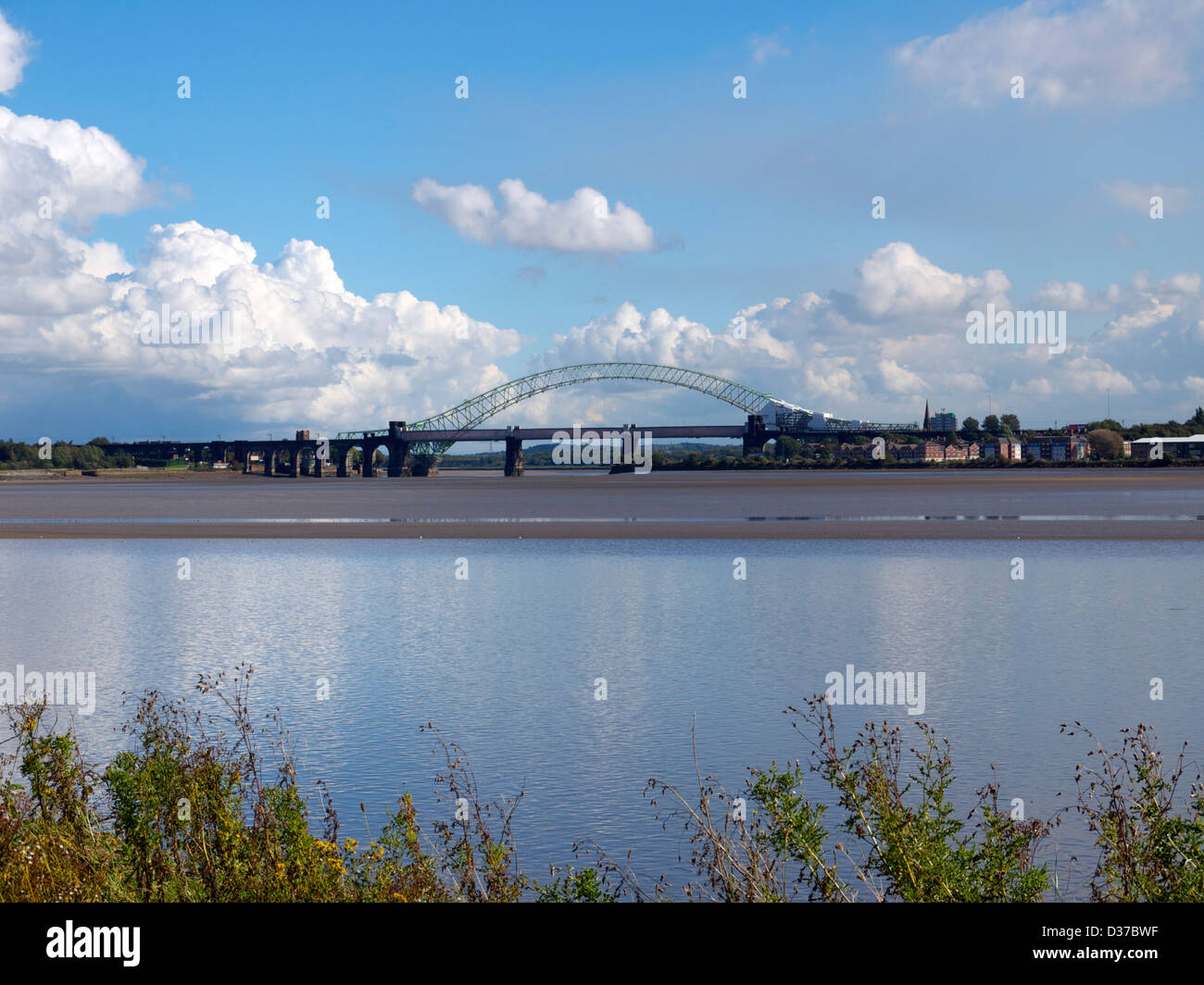 Di Runcorn e Widnes Silver Jubilee ponte sul fiume Mersey. Foto Stock