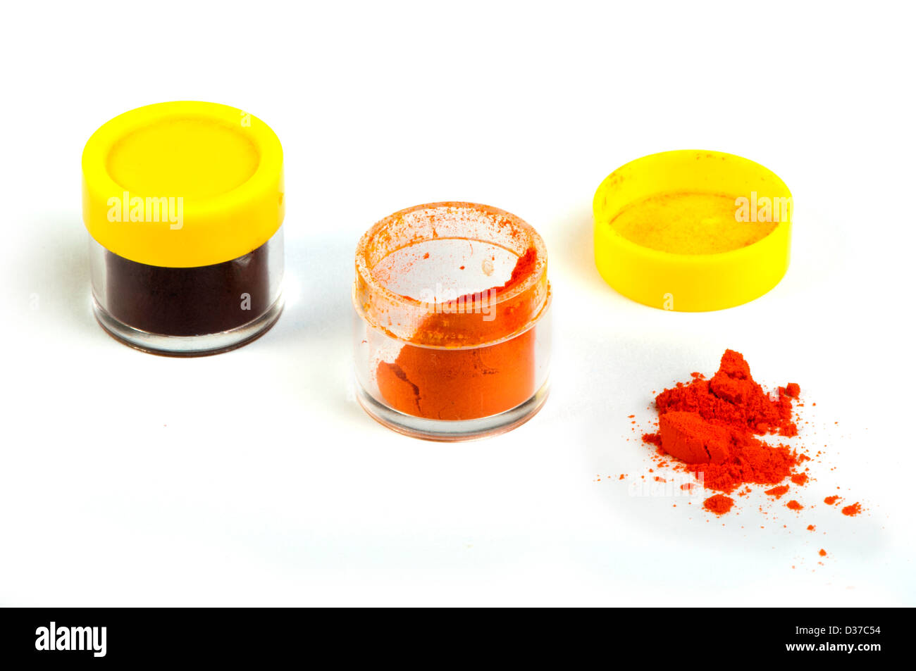 Cibi artificiali pigmento colorante o sostanze in pack.Bianco isolato. Foto Stock