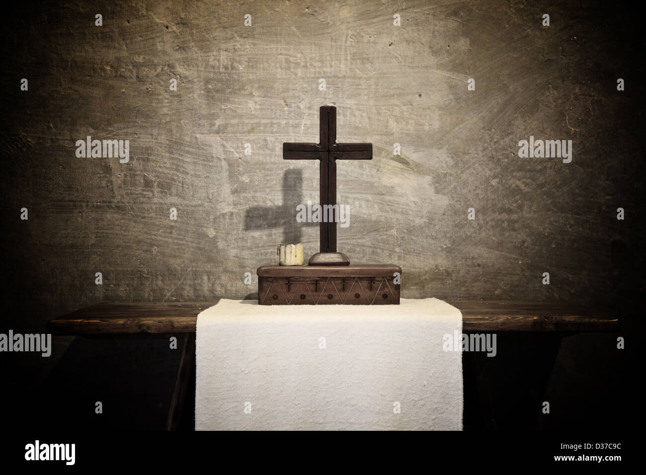 Dettaglio dell' antico altare con croce di legno Foto Stock