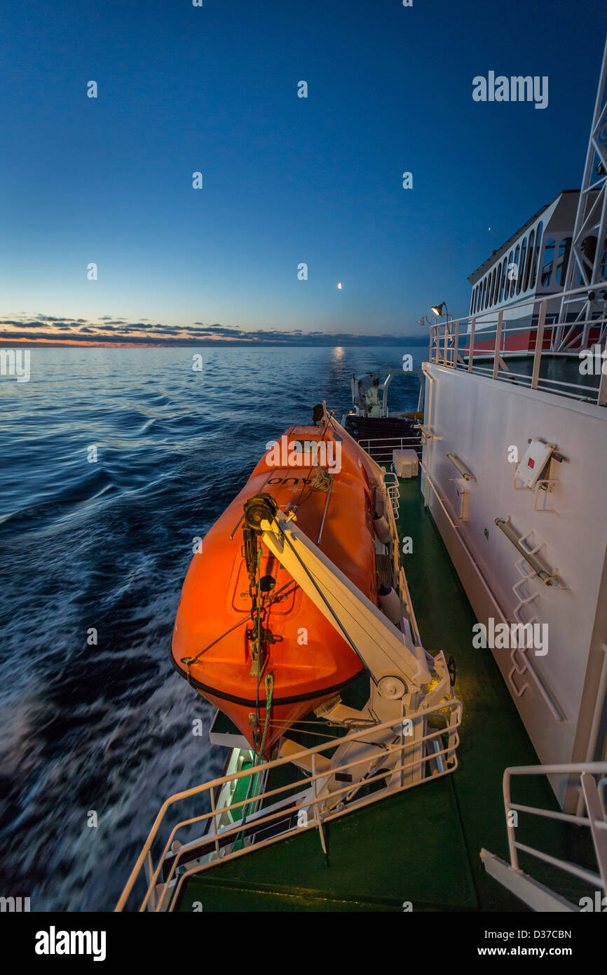 Scialuppa di salvataggio su una nave da crociera, Scoresbysund, Groenlandia Akademik Sergey Vavilov ora utilizzato come nave da crociera per le regioni polari Foto Stock