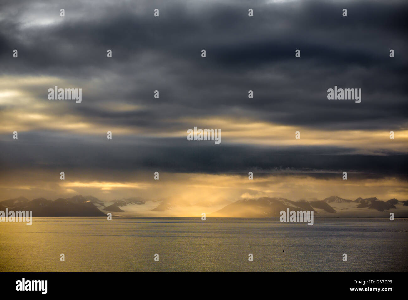 Calma le acque del Mare di Groenlandia, a Longyearbyen, Svalbard, Norvegia Foto Stock
