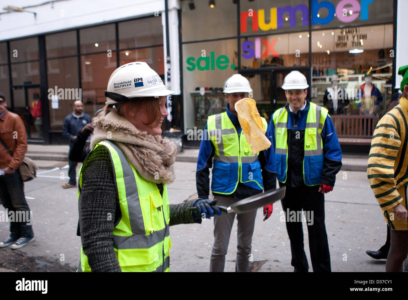 Londra, Regno Unito. Il 12 febbraio 2013. Squadre pratica prima del grande Spitalfields Pancake gara in aiuto di London's Air Ambulance, Old Truman Brewery, Brick Lane, Londra, UK, 12 febbraio 2013. Credito: martyn wheatley / Alamy Live News Foto Stock