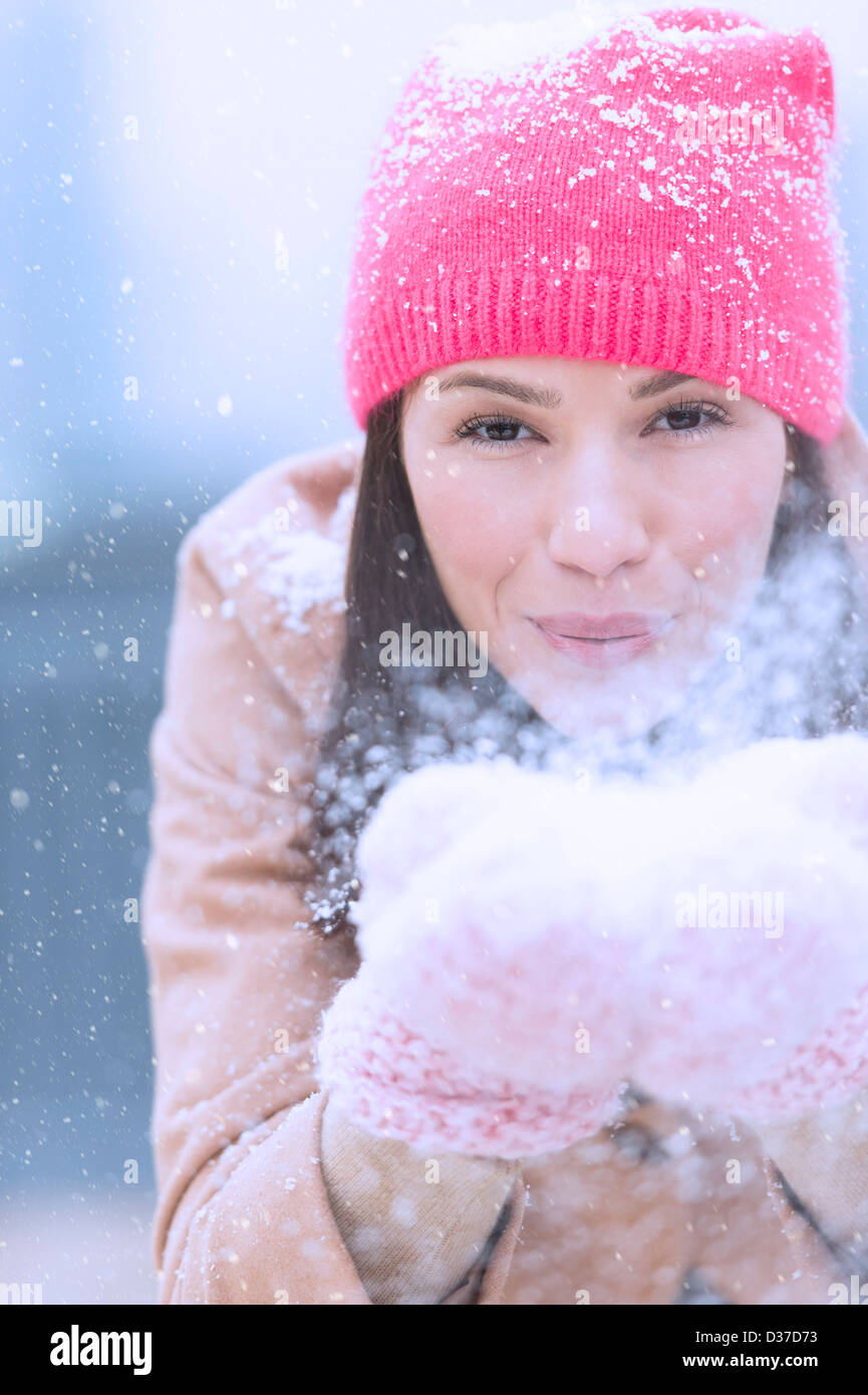 Stati Uniti d'America, New Jersey, Jersey City, ritratto di donna soffiando la neve da mani Foto Stock