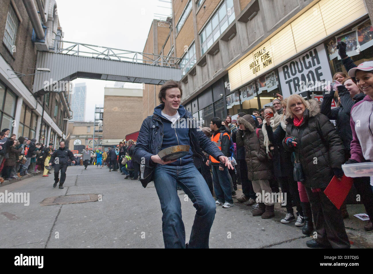 Londra, Regno Unito. Il 12 febbraio 2013. I concorrenti in grande Spitalfields Pancake gara in aiuto di London's Air Ambulance, Old Truman Brewery, Brick Lane, Londra, Regno Unito, 12 febbraio 2013. Credito: martyn wheatley / Alamy Live News Foto Stock