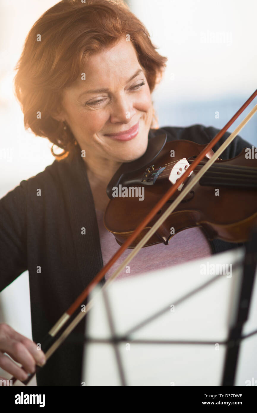 Stati Uniti d'America, New Jersey, Jersey City, Senior donna suona il violino Foto Stock