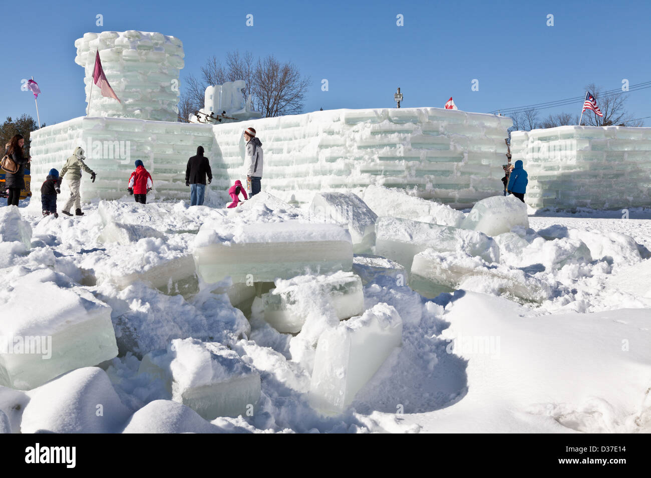 I bambini e le famiglie di esplorare il palazzo di ghiaccio a Saranac Lake Winter Carnival, Adirondacks, nello Stato di New York Foto Stock