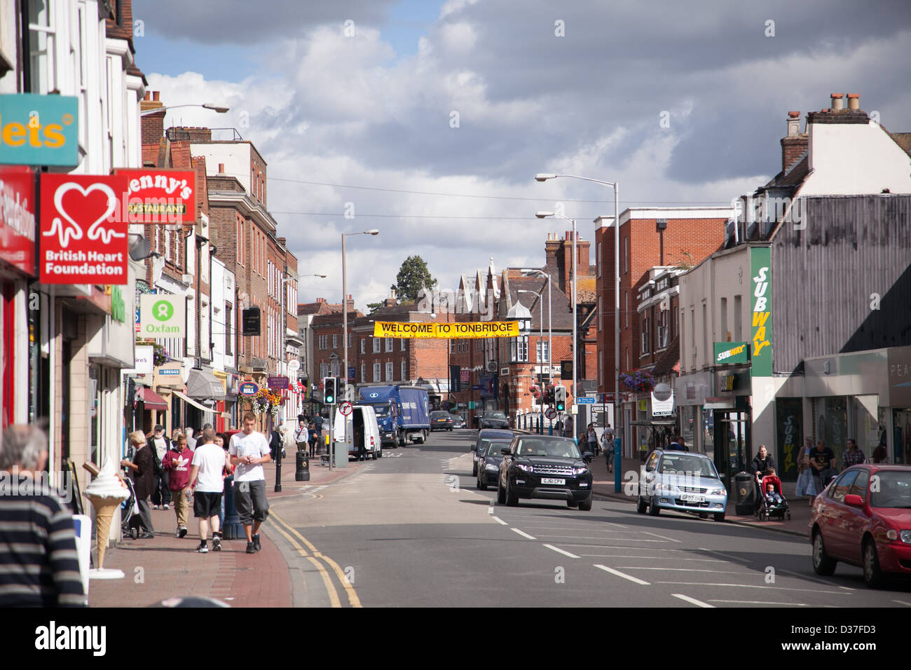 Negozi di beneficenza in Tonbridge High Street Kent REGNO UNITO Foto Stock