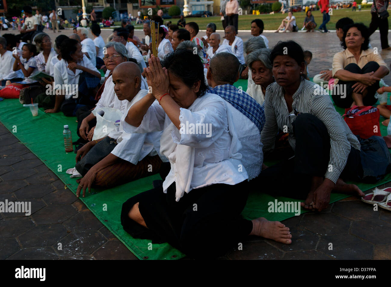 Suore cambogiane, molto concentrato, piangono la perdita del Re Norodom Sihanouk nella Royal Palace Park, Phnom Penh Cambogia. Credito: Kraig Lieb Foto Stock