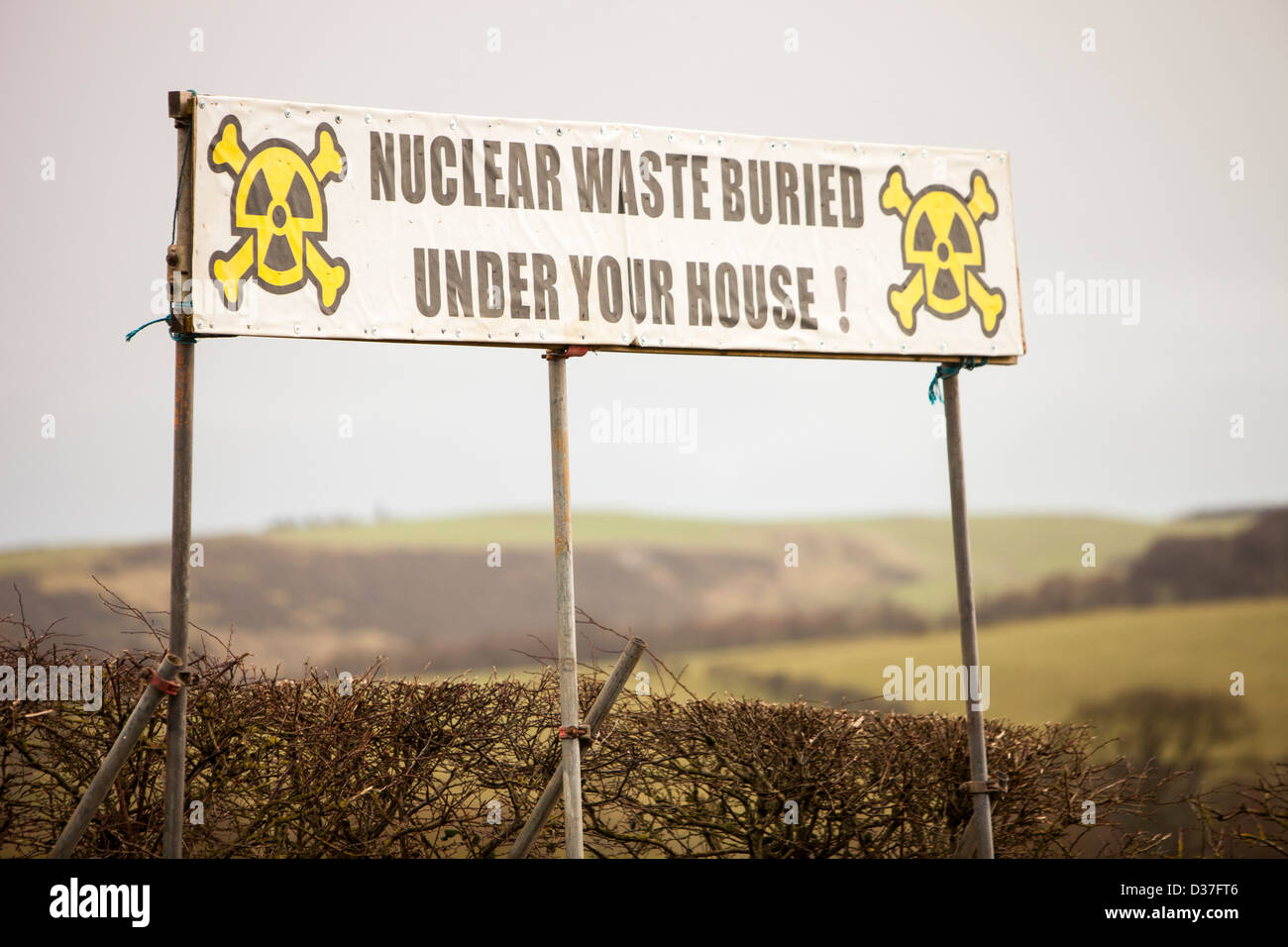Un banner per protestare contro la proposta di costruire un enorme discarica nucleare nel distretto del Lago Foto Stock