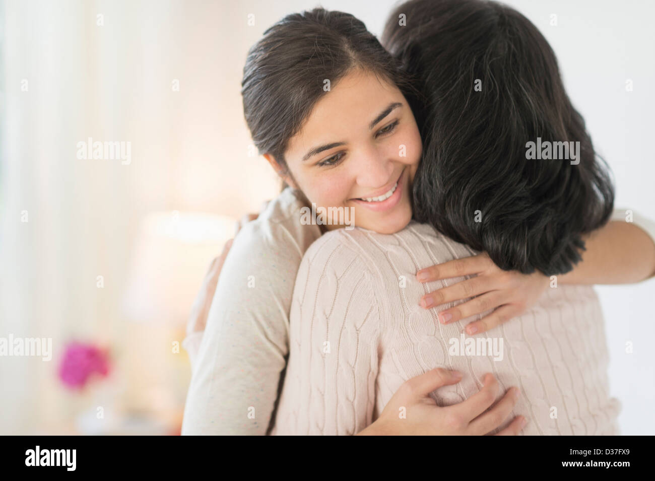 Stati Uniti d'America, New Jersey, Jersey City, la nonna e la nipote (16-17) abbracciando Foto Stock